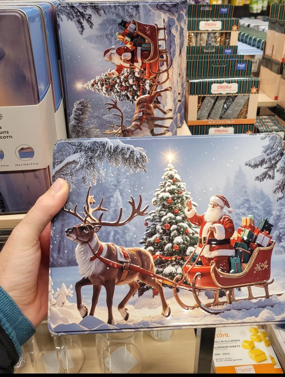 коробка печенья с оленем на пяти ногах